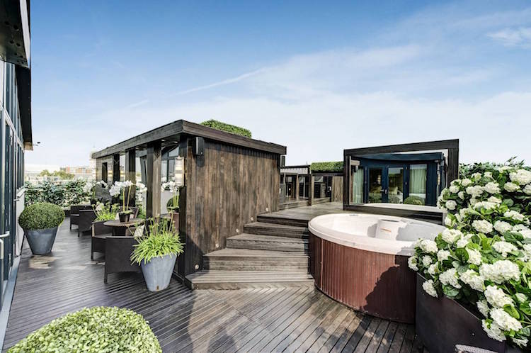 revêtement terrasse en bois et végétation luxuriante en tant que déco esprit nature deco terrasse appartement-hortensias-bain à remous-rond-revêtement-terrasse-bois